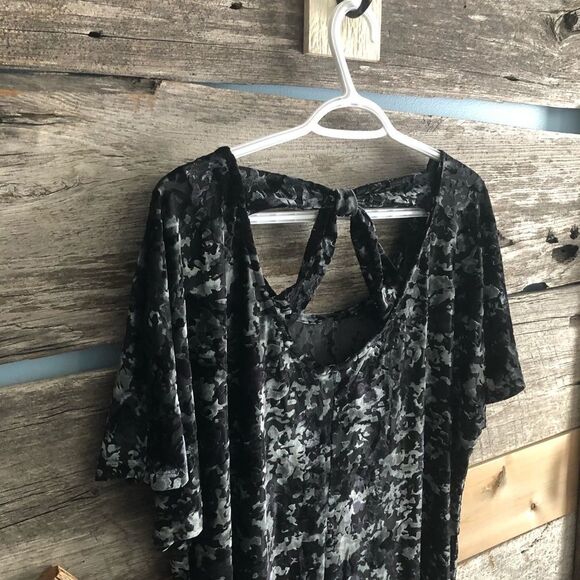 Reitmans Plus Size 2X Velvet Camo Print Burnout top - Picture 4 of 6